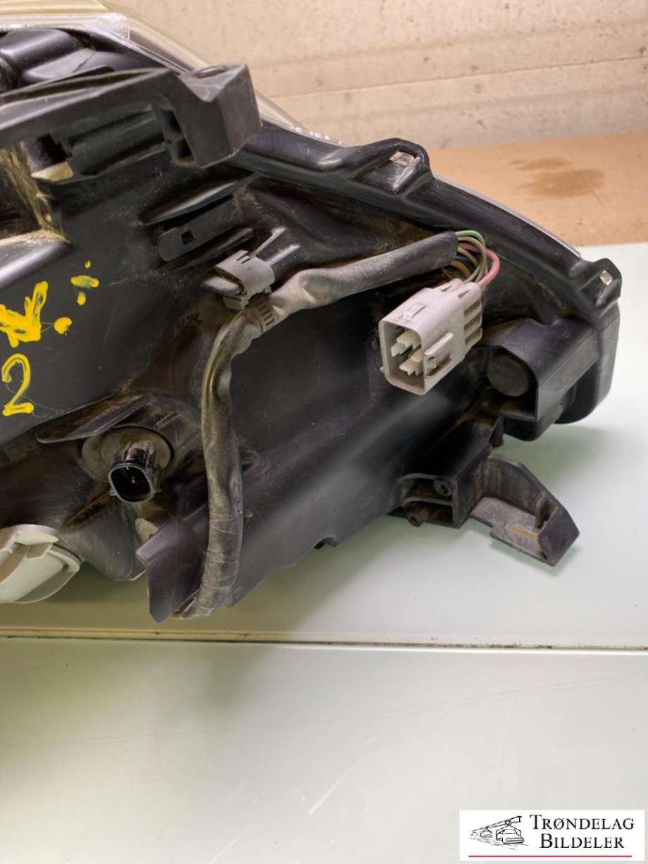 Frontlykt venstre halogen til Toyota Avensis 2009-2015 (Type III, Fase 1) (8107005330|)