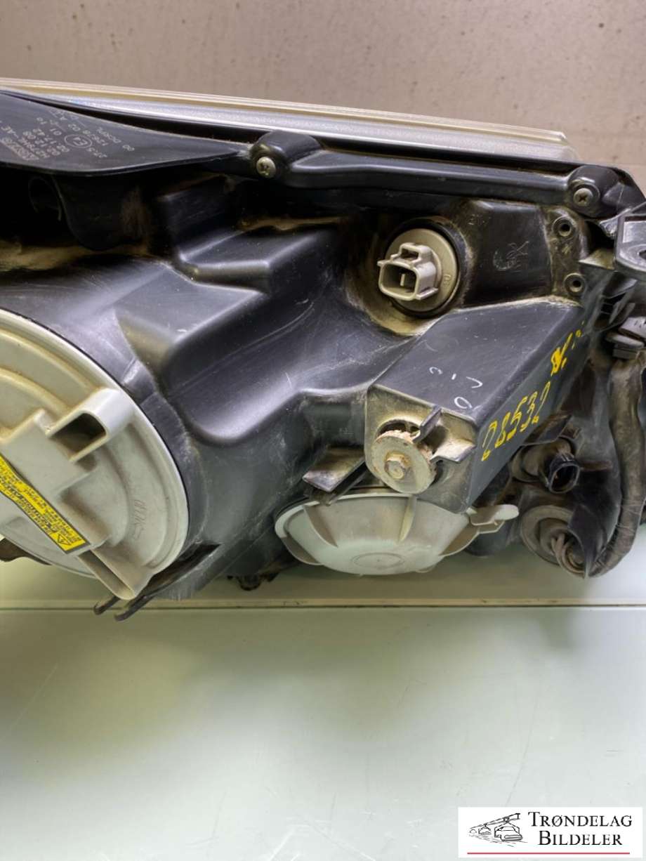 Frontlykt venstre halogen til Toyota Avensis 2009-2015 (Type III, Fase 1) (8107005330|)