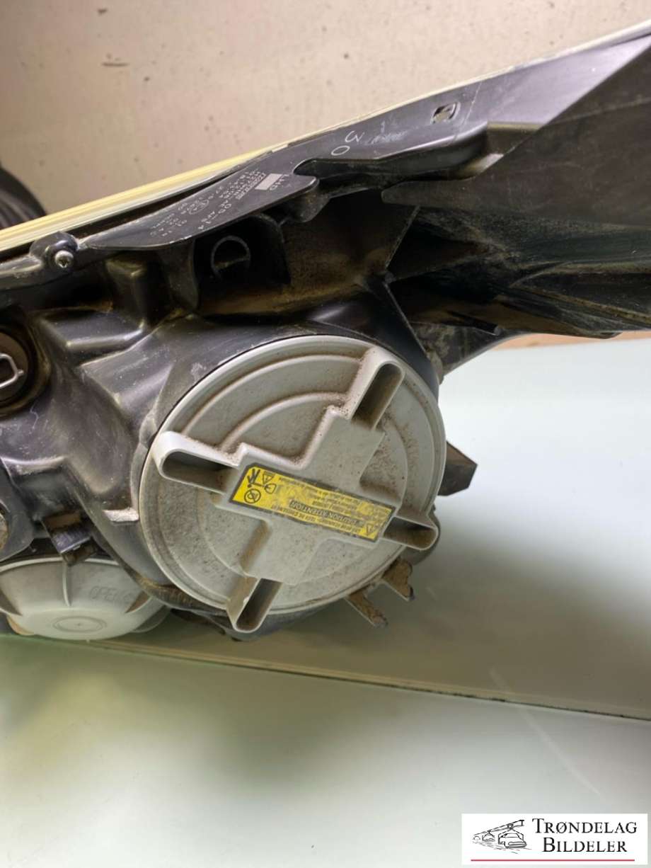 Frontlykt høyre halogen til Toyota Avensis 2009-2015 (Type III, Fase 1)  (8114005330|)