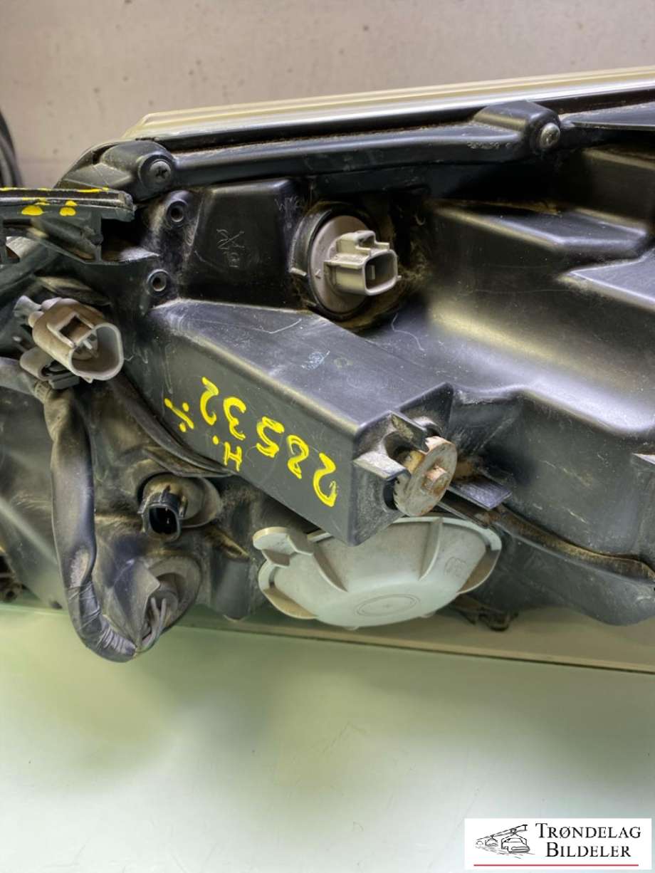 Frontlykt høyre halogen til Toyota Avensis 2009-2015 (Type III, Fase 1)  (8114005330|)