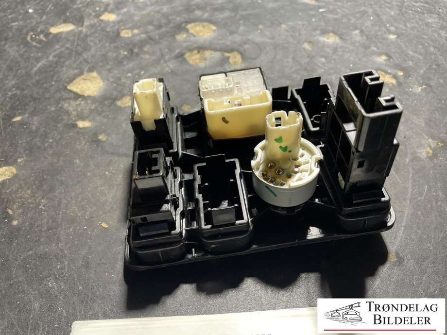 Bryter speil til Toyota Hilux 2012-2016 (848700D030|8487028020|8185071010)
