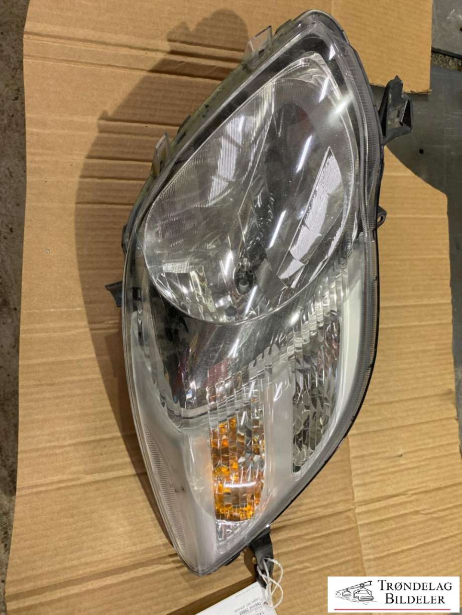 Frontlykt venstre halogen til Toyota Yaris 2009-2011 (Type II, Fase 2) (81170-0D330|)