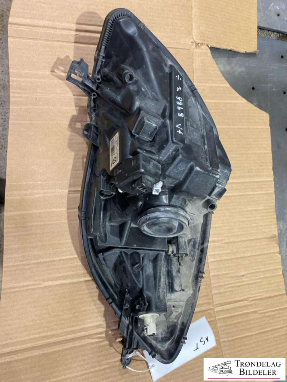 Frontlykt venstre halogen til Toyota Yaris 2009-2011 (Type II, Fase 2) (81170-0D330|)