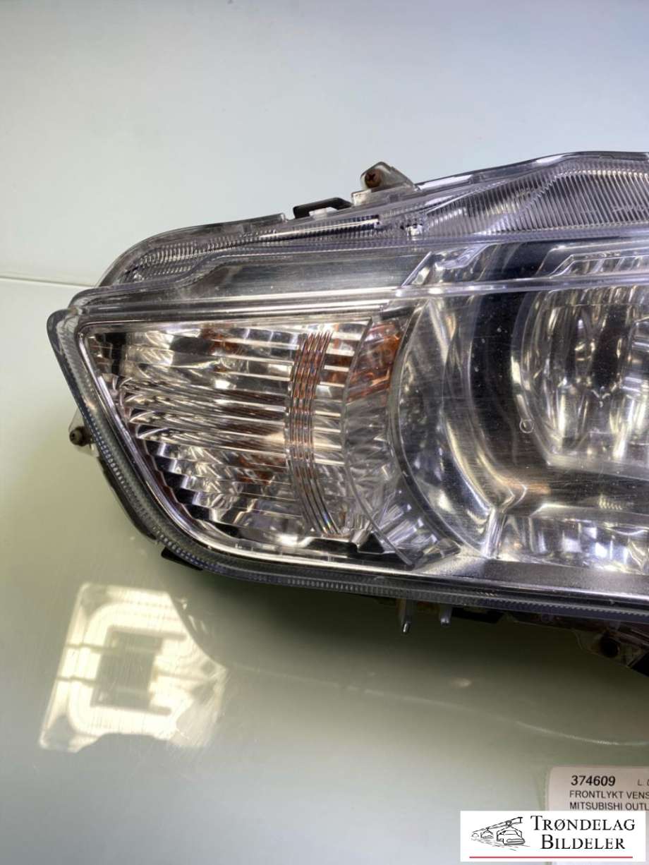 Frontlykt venstre xenon til Mitsubishi Outlander 2007-2010 (Type II, Fase 1)  (8301B557|8301C411|)