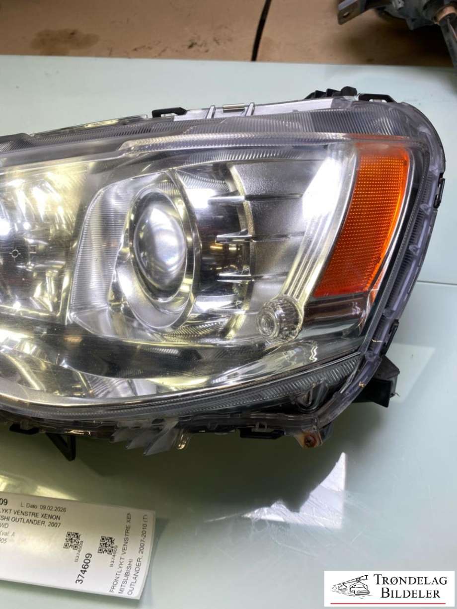 Frontlykt venstre xenon til Mitsubishi Outlander 2007-2010 (Type II, Fase 1)  (8301B557|8301C411|)