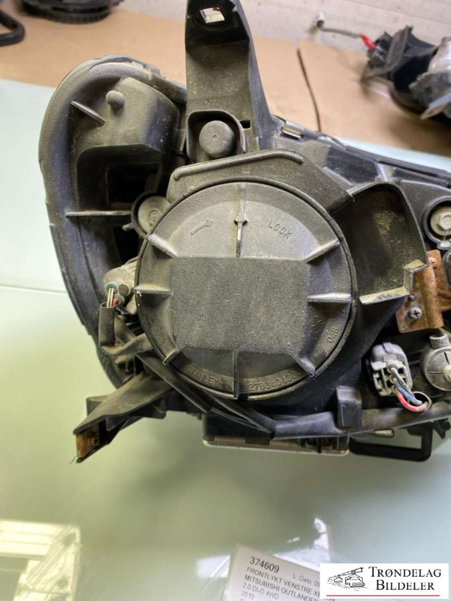 Frontlykt venstre xenon til Mitsubishi Outlander 2007-2010 (Type II, Fase 1)  (8301B557|8301C411|)