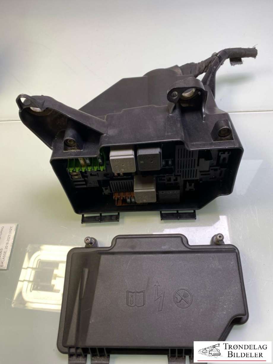 Sikringsboks motorrom til Mercedes E-Klasse, 2016-2023 (W213) (W213) (A 213 540 00 24)
