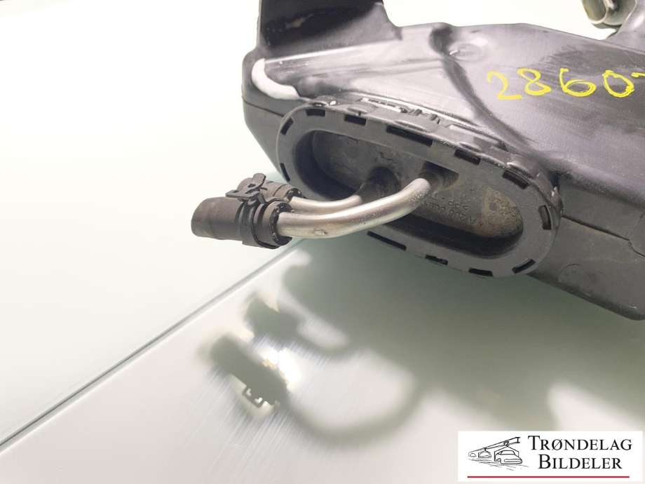 Spylertank til Mercedes E-Klasse 2016-2023 (W213) (W213) (A2058600360|A2058690220|)