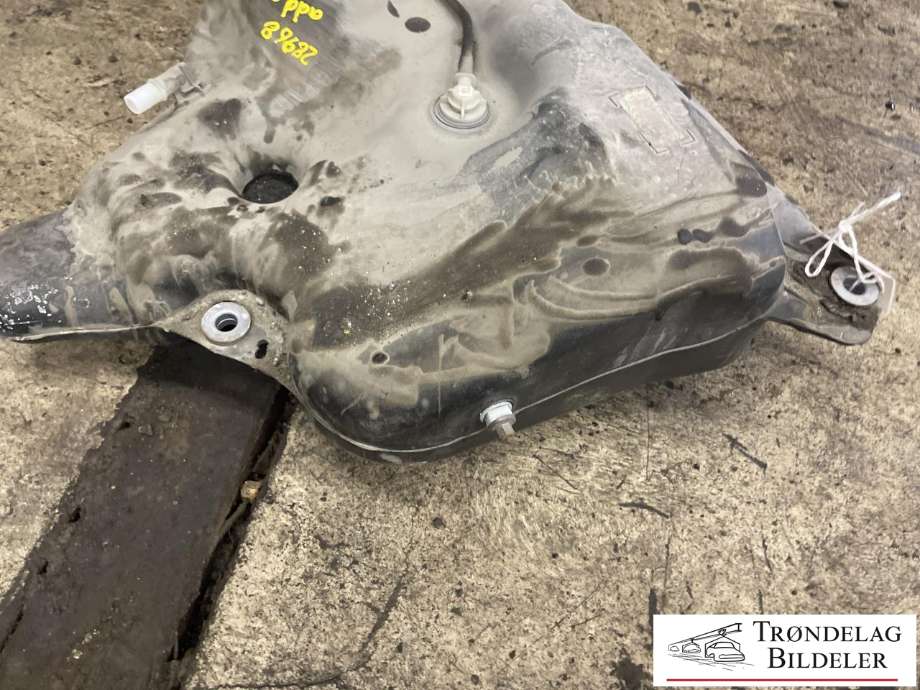 AdBlue tank til Audi A6, Allroad 2015-2019 (Type III, Fase 2) (C7) (C7) (4G0 131 879 C|4G0 131 879 F|)