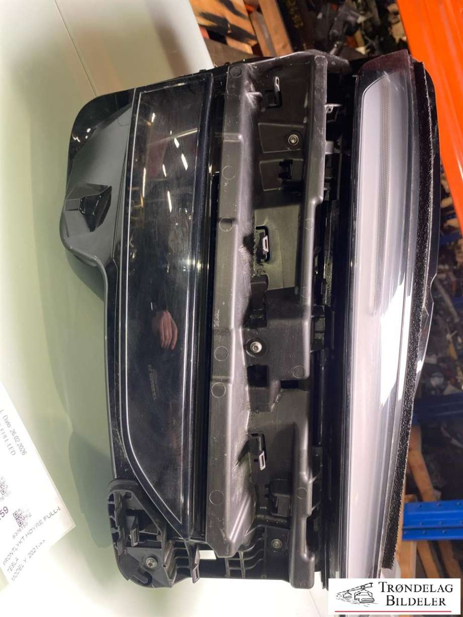 Frontlykt høyre full-LED til Tesla Model Y 2024-->> (Type II)  (1918351-00-D|)