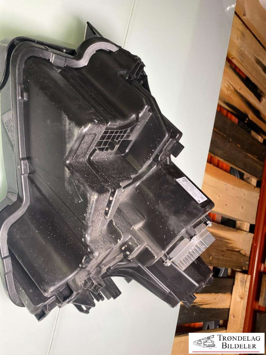 Frontlykt høyre full-LED til Tesla Model Y 2024-->> (Type II)  (1918351-00-D|)