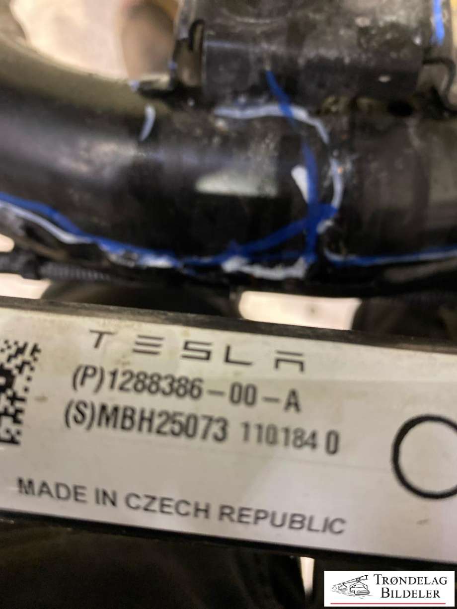 Travers foran hoved til Tesla Model Y 2024-->> (Type II)  (1044531-01-B|)