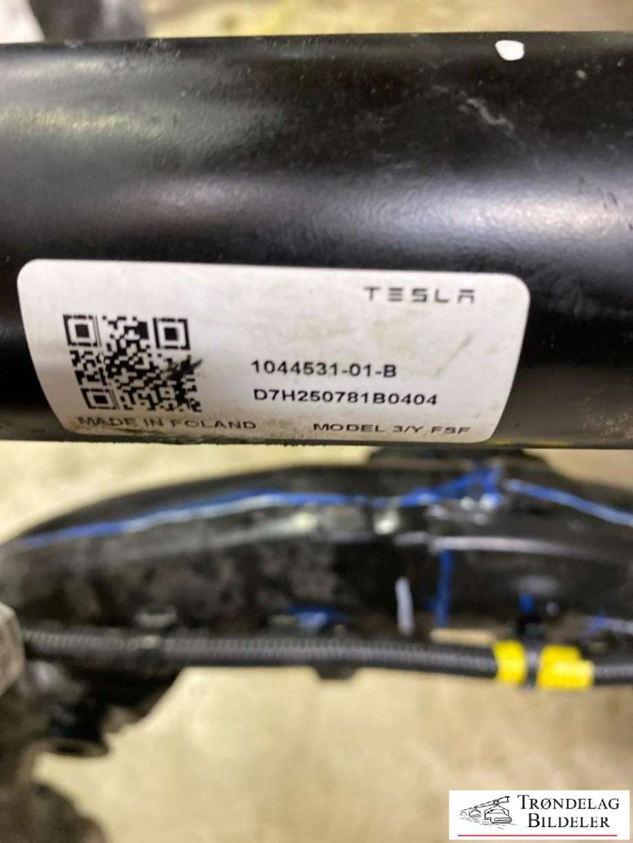 Travers foran hoved til Tesla Model Y 2024-->> (Type II)  (1044531-01-B|)