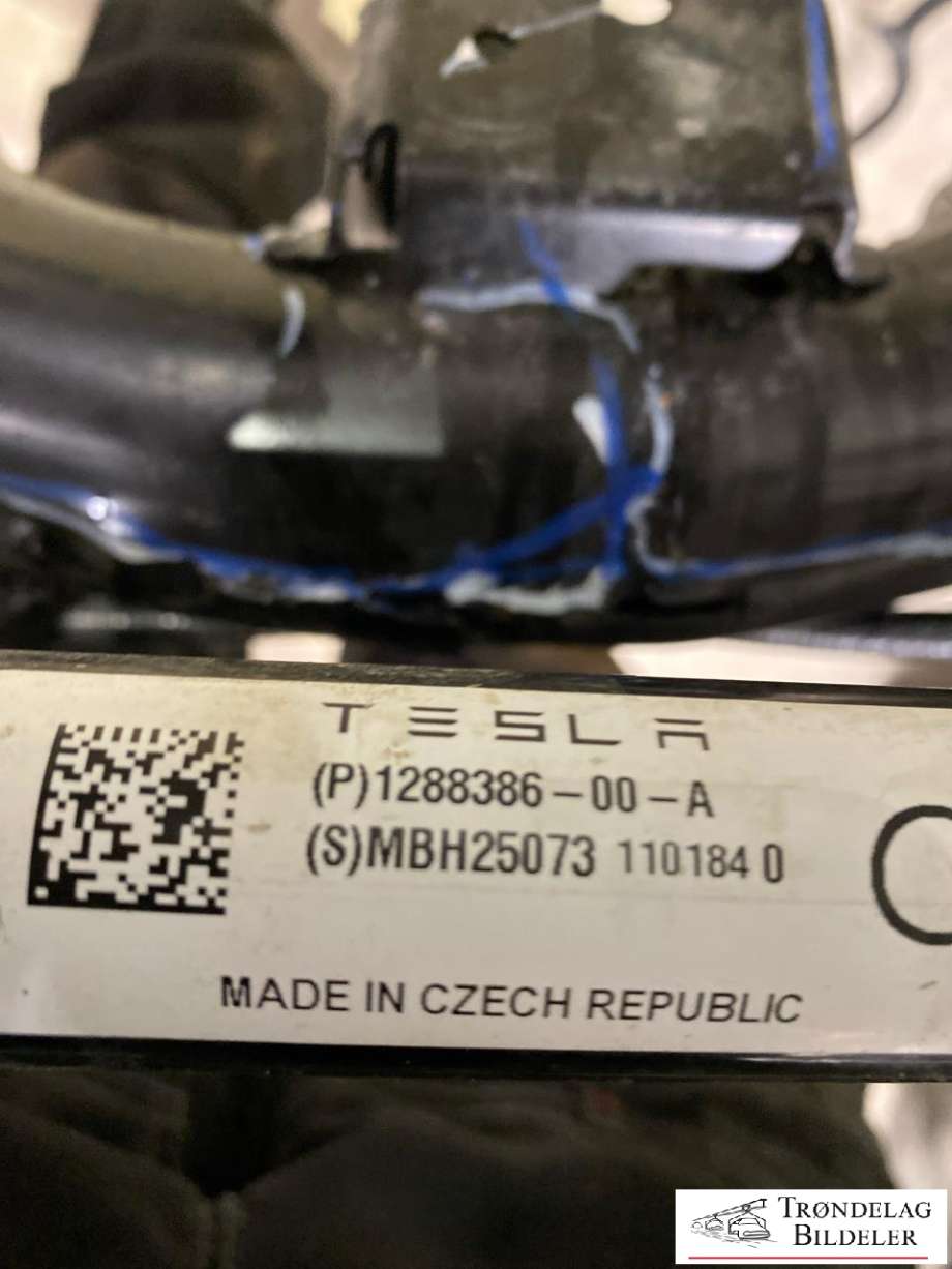 Travers foran hoved til Tesla Model Y 2024-->> (Type II)  (1044531-01-B|)