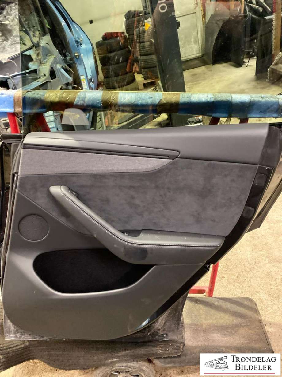 Dør høyre bak til Tesla Model Y 2024-->> (Type II)  (2035503-ED-A|)