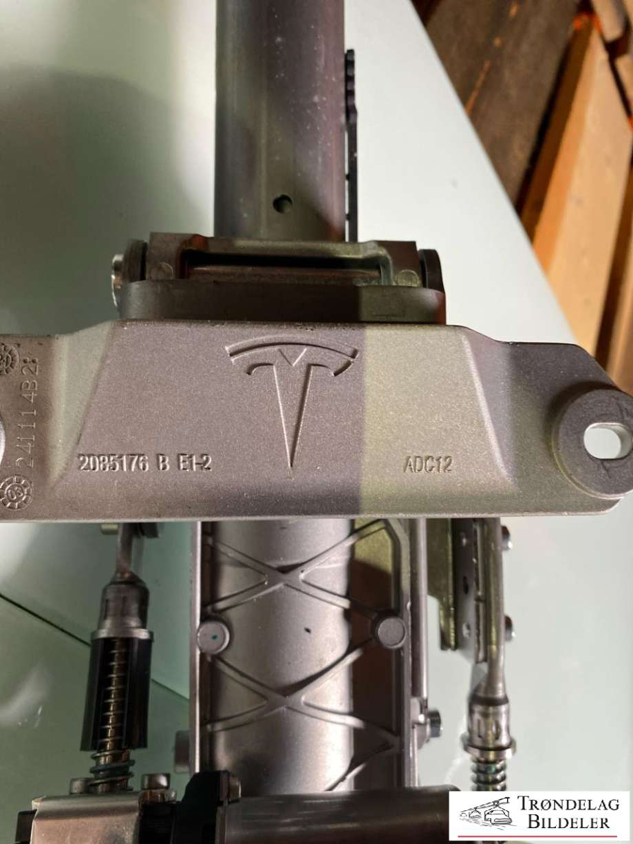 Rattaksel til Tesla Model Y 2024-->> (Type II) (2188813-00-C|)