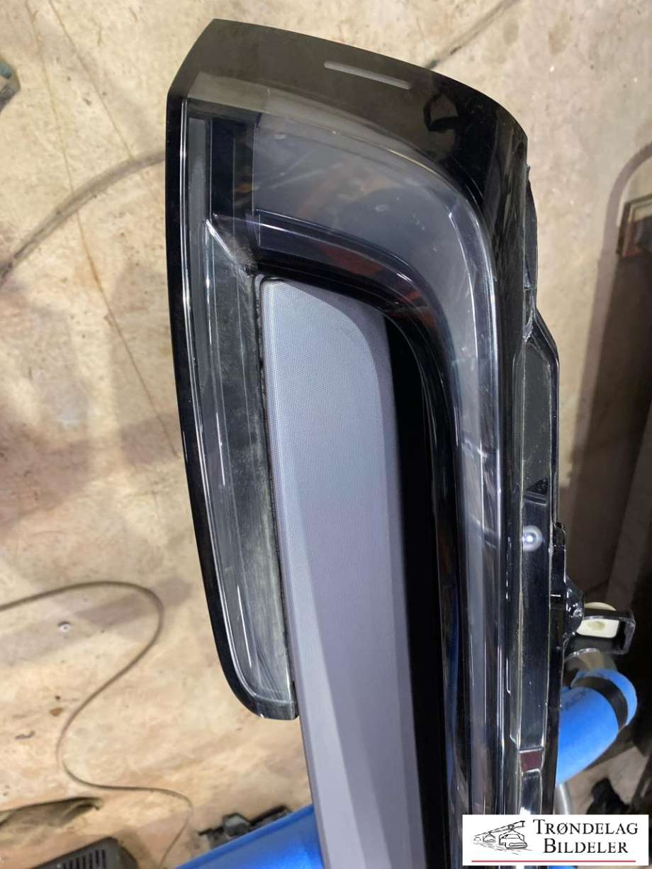 Baklykt midtre til Tesla Model Y 2024-->> (Type II)