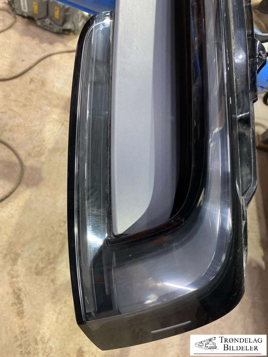 Baklykt midtre til Tesla Model Y 2024-->> (Type II)