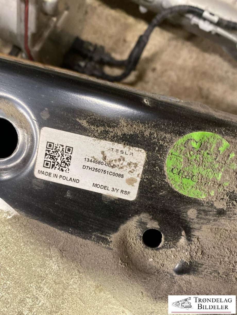 Travers bak til Tesla Model Y 2024-->> (Type II) (1344580-00-B|)