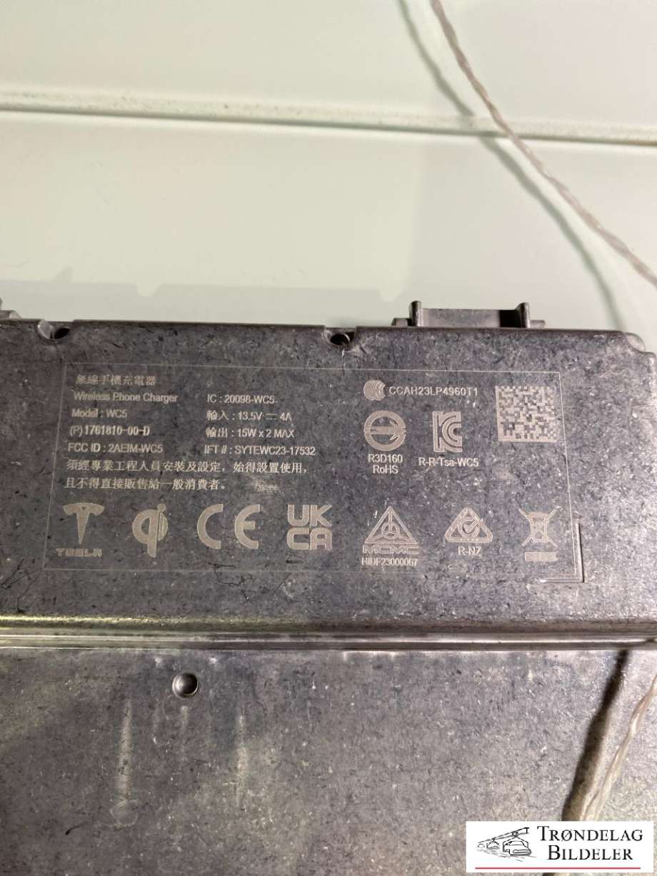 Dashbord trådløs mobillader til Tesla Model Y 2024-->> (Type II) (176181000D|)