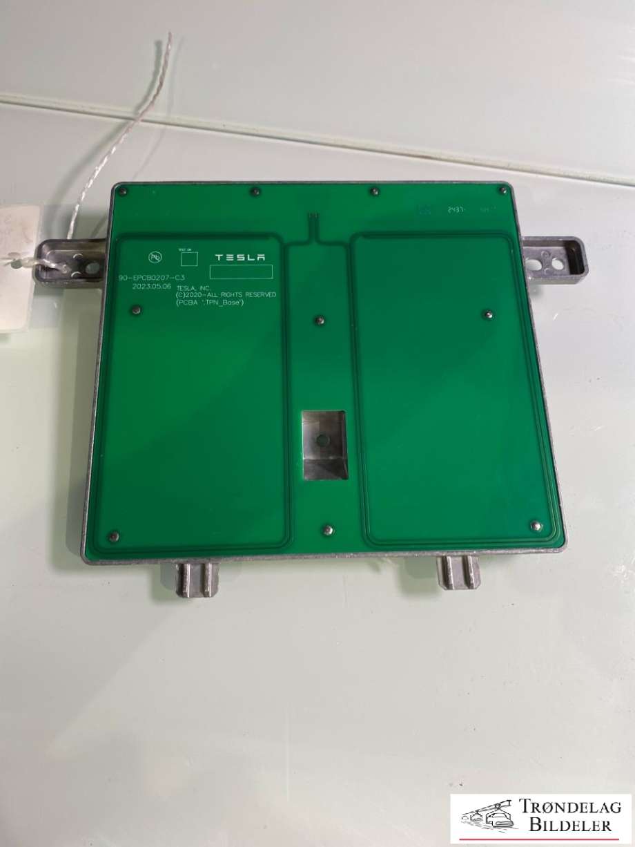Dashbord trådløs mobillader til Tesla Model Y 2024-->> (Type II) (176181000D|)