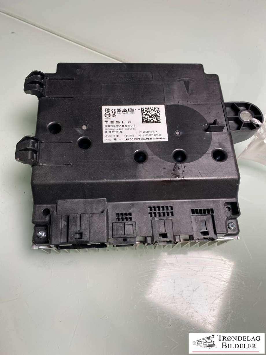 Bilstereo forsterker til Tesla Model Y 2024-->> (Type II) (206591220A|)
