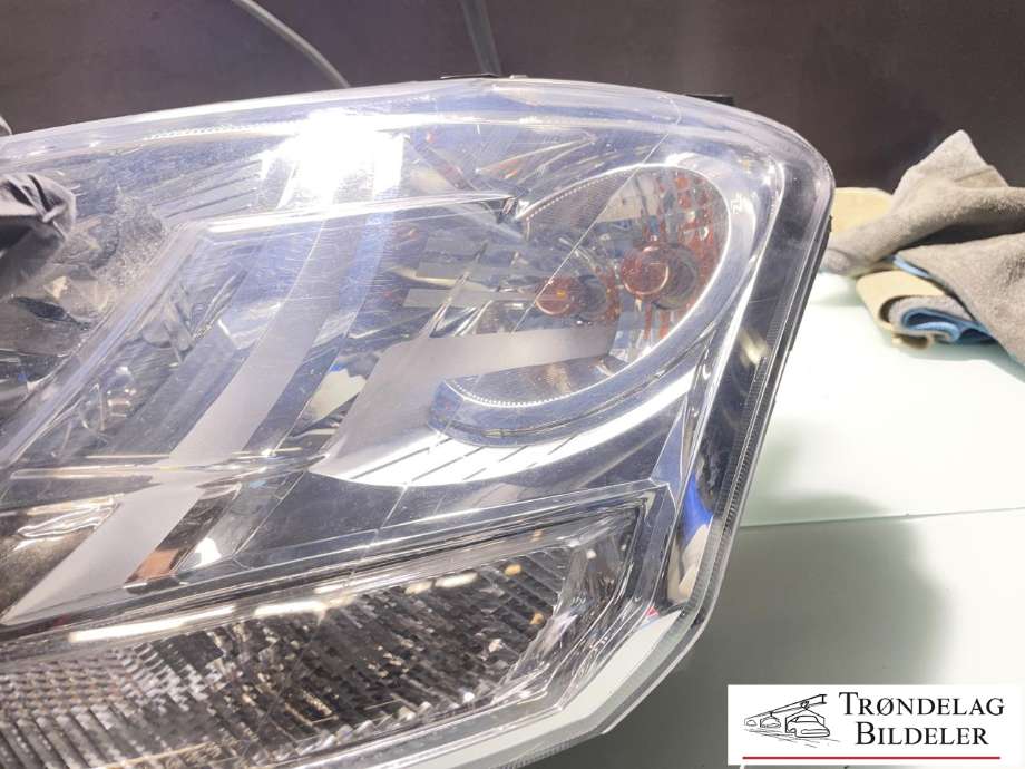 Frontlykt venstre halogen til SsangYong Korando 2011-2013 (Type III) (8310134100|)