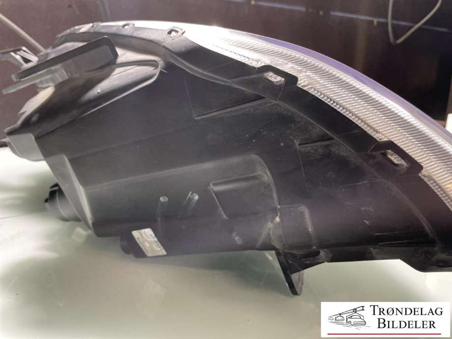 Frontlykt venstre halogen til SsangYong Korando 2011-2013 (Type III) (8310134100|)