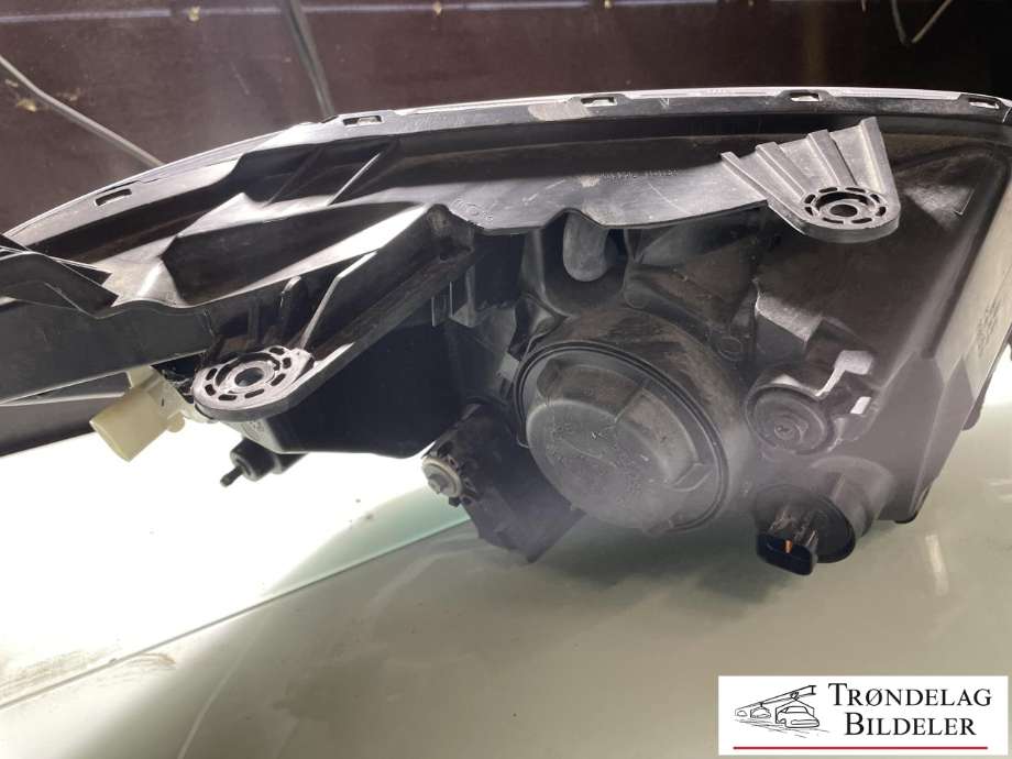 Frontlykt venstre halogen til SsangYong Korando 2011-2013 (Type III) (8310134100|)