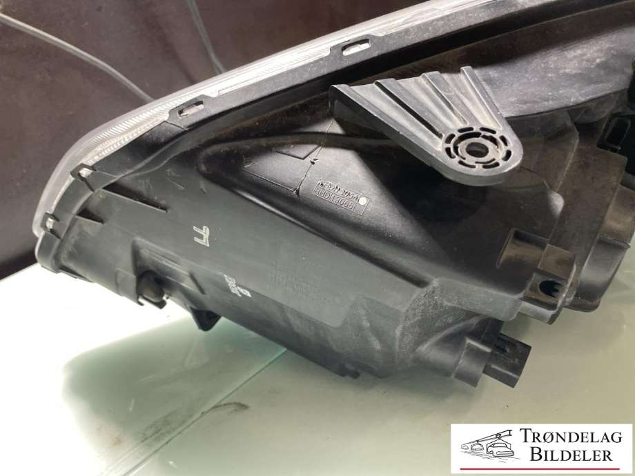Frontlykt høyre halogen til SsangYong Korando 2011-2013 (Type III) (8310234100|)