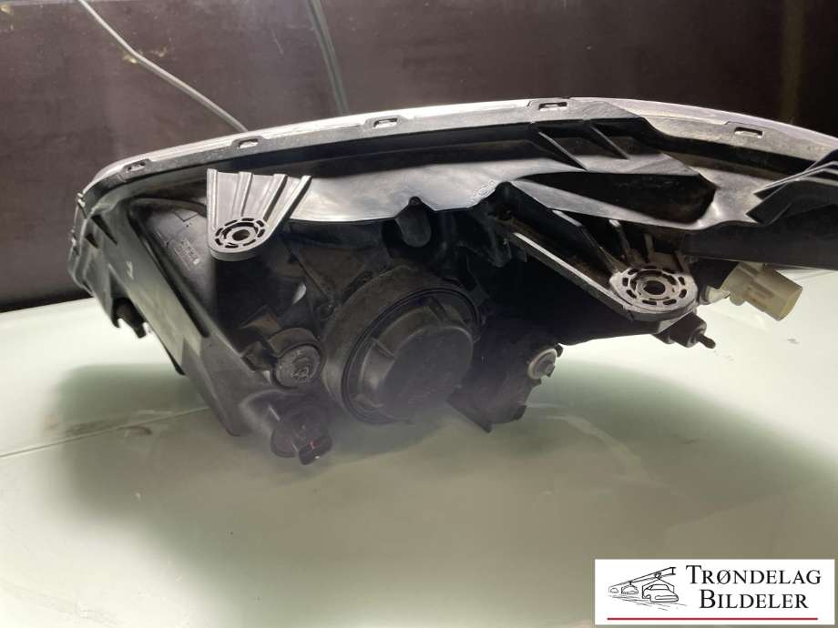 Frontlykt høyre halogen til SsangYong Korando 2011-2013 (Type III) (8310234100|)