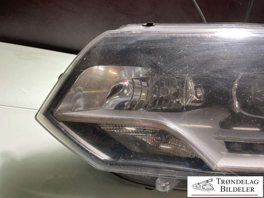 Frontlykt venstre xenon til VW Transporter / Caravelle 2009-2015 (Fase 2) (T5) (T5) (7E5 941 017|7E5 941 017 B|)