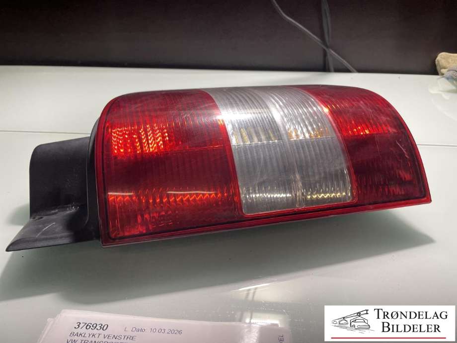 Baklykt venstre til VW Transporter / Caravelle 2009-2015 (Fase 2) (T5) (T5) (7H0 945 095 L|)