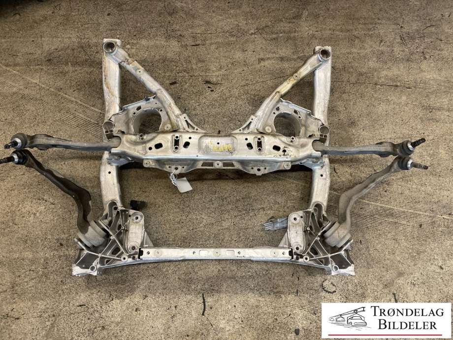 Travers foran hoved til BMW 5-Serie, 2017-->> (G30/G31) (G30/G31) (31 10 6 861 106)