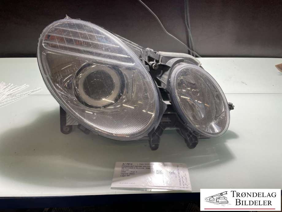 Frontlykt høyre halogen til Mercedes E-Klasse, 2006-2009 (Fase 2) (W211) (W211) (A 211 820 30 61)