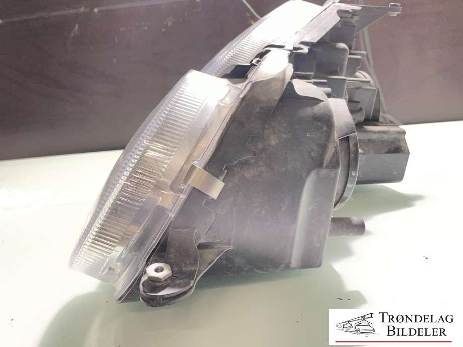 Frontlykt høyre halogen til Mercedes E-Klasse 2006-2009 (Fase 2) (W211) (W211) (A 211 820 30 61|)