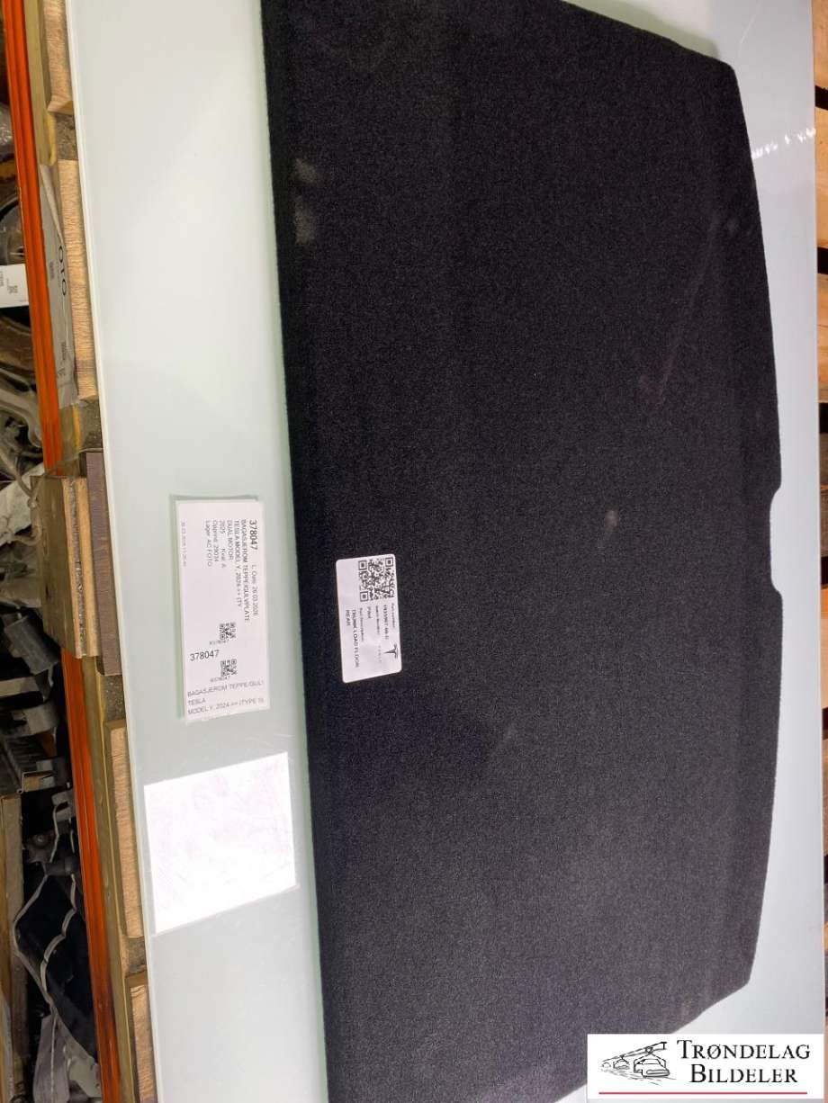 Bagasjerom teppe/gulvplate til Tesla Model Y, 2024-->> (Type II)  (1935907-60-D)