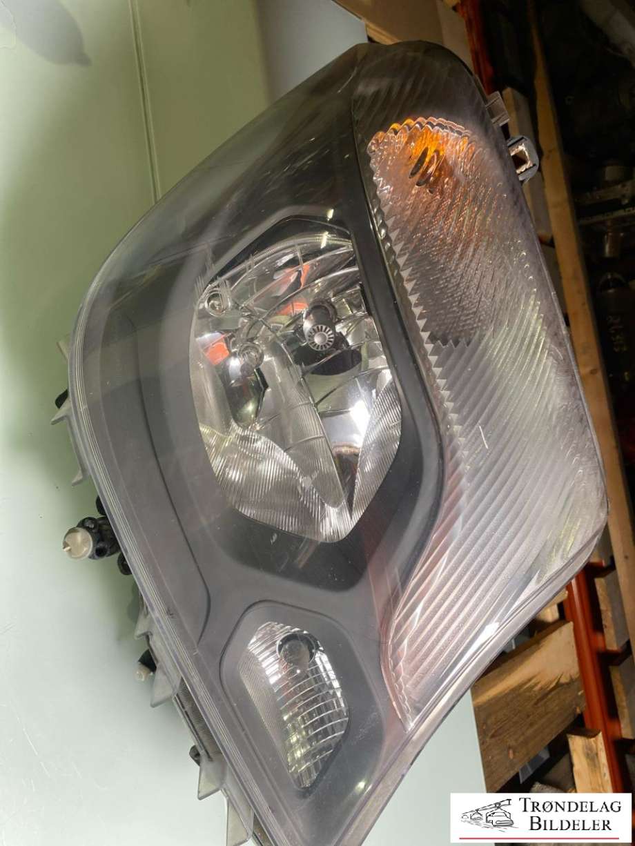 Frontlykt høyre halogen til Mercedes Sprinter, 2013-2018 (Fase 2) (906) (906) (A 906 820 24 61)