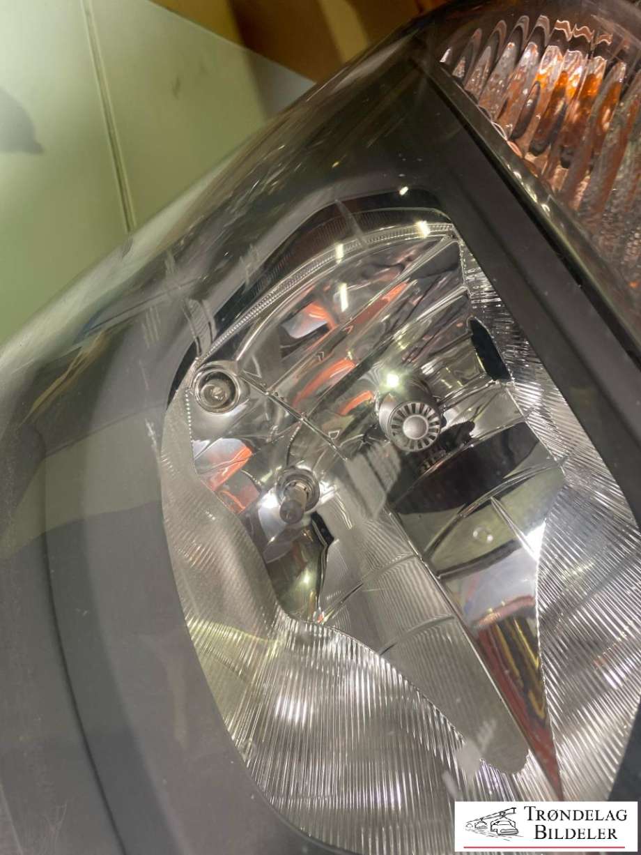 Frontlykt høyre halogen til Mercedes Sprinter 2013-2018 (Fase 2) (906) (906) (A 906 820 24 61|A 906 820 57 00|)