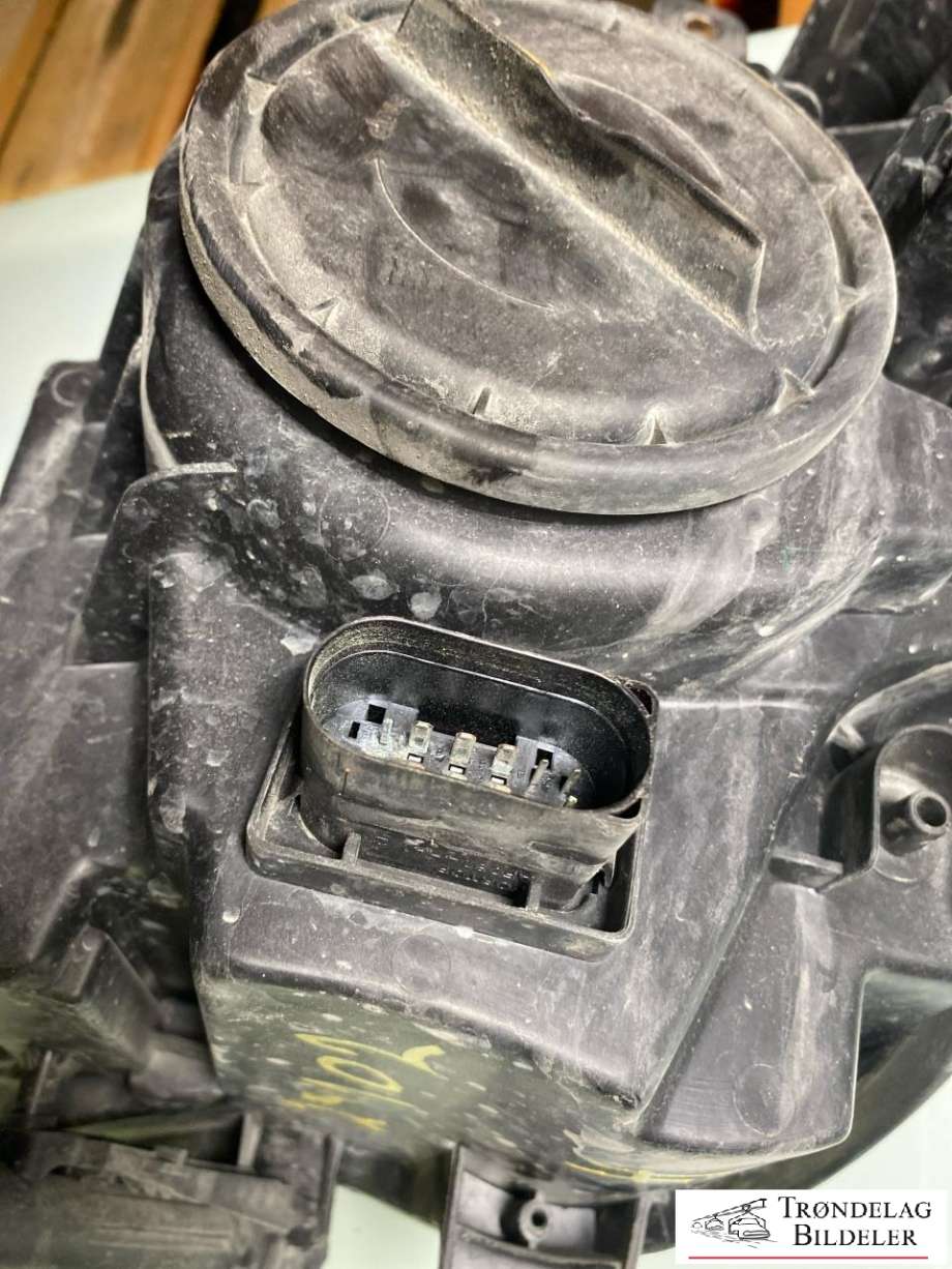 Frontlykt høyre halogen til Mercedes Sprinter 2013-2018 (Fase 2) (906) (906) (A 906 820 24 61|A 906 820 57 00|)