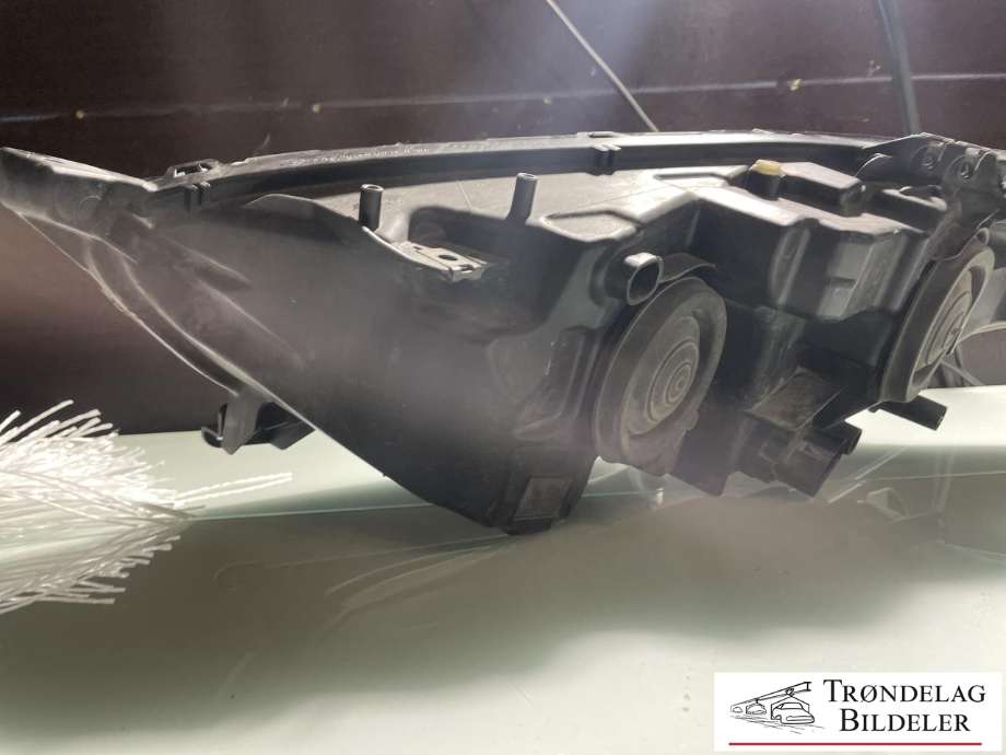 Frontlykt venstre xenon til Ford Mondeo 2014-2019 (Type V, Fase 1)  (2284965|DS73-13W030-AG|)