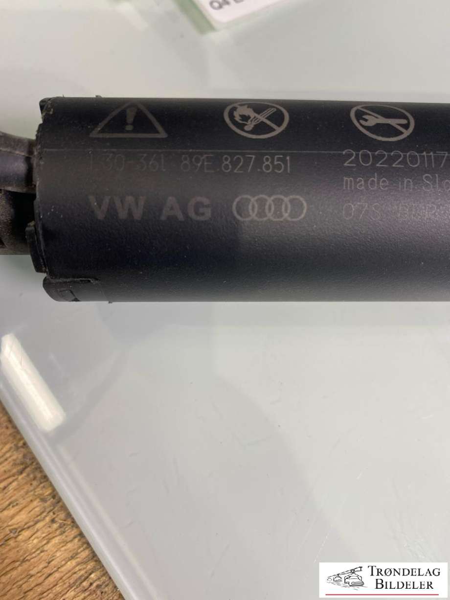 Baklukedemper høyre til Audi Q4 e-tron 2021-->>  (89E 827 851|)