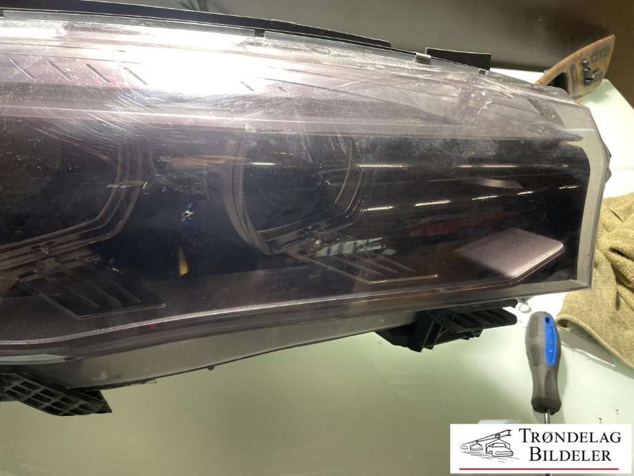 Frontlykt høyre xenon til BMW X5 2013-2018 (F15) (F15) (63117317102|)