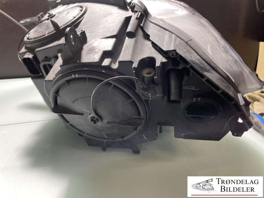 Frontlykt høyre xenon til BMW X5 2013-2018 (F15) (F15) (63117317102|)