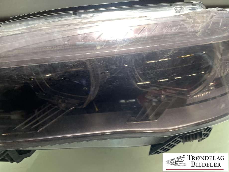 Frontlykt venstre xenon til BMW X5 2013-2018 (F15) (F15) (63 11 7 317 101|)