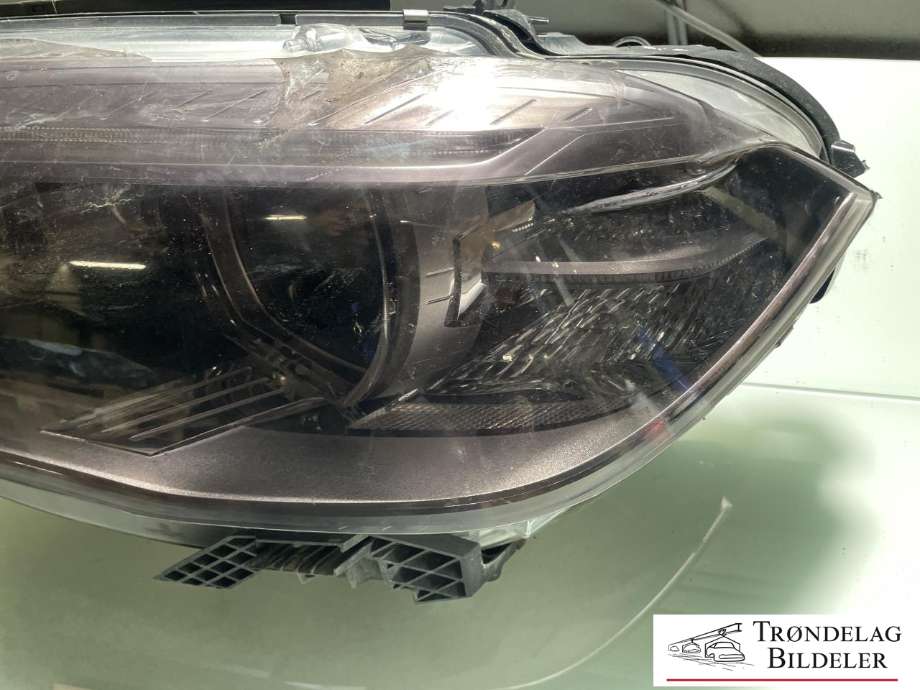Frontlykt venstre xenon til BMW X5 2013-2018 (F15) (F15) (63 11 7 317 101|)