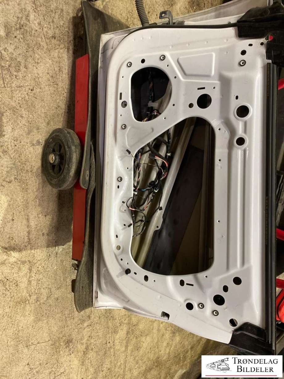 Dør høyre foran til Tesla Model 3 2018-2023 (Fase 1)  (1081420-E0-C|1081420-EC-C|)