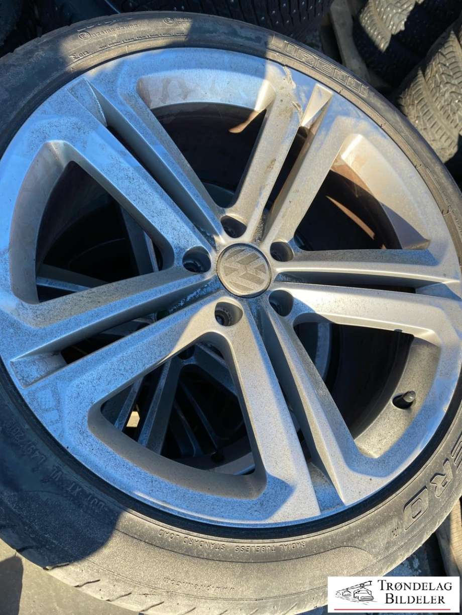 Hjulsett aluminium sommer til VW Tiguan 2011-2016 (Type I, Fase 2) (PIRELLI PZERO|255/40-19 96W| 9J19 5X112/ET33/CB57|1MM|MØNSTERDYBDE 3MM|PROD 20/2015)