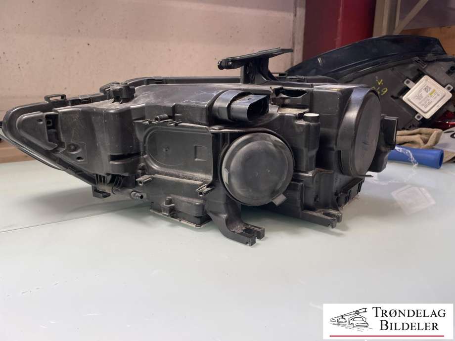 Frontlykt høyre xenon til Audi A4, Allroad 2009-2016 (Type I) (B8) (B8) (8K0 941 044 C|8K0 941 044 F|8K0 941 006 C)