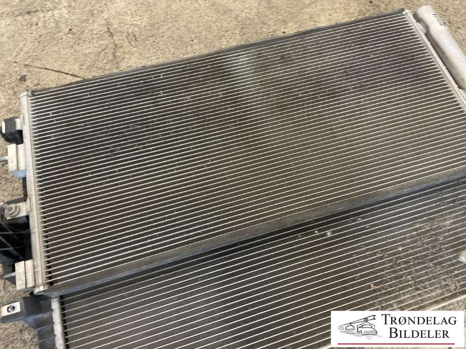 Radiator (automat gir) til Ford Mondeo 2014-2019 (Type V, Fase 1) (2069561|DG93-8005-CD|1866638|DG93-8C607-EE)